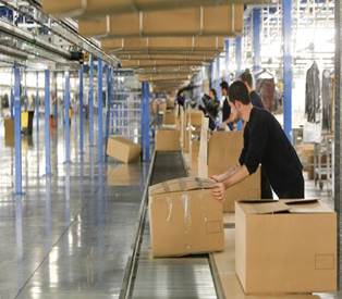 Interior del almacén logístico de Inditex situado en el pro polígono Plaza, donde trabajan unas 1.800 personas. - CHUS MARCHADOR